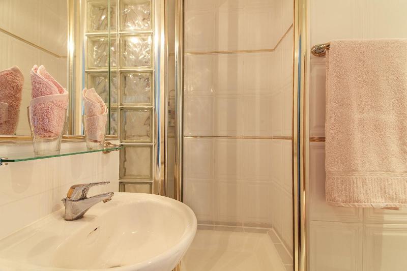 带花园景观的标准三人间, Dawson Place, Juliette's Bed And Breakfast