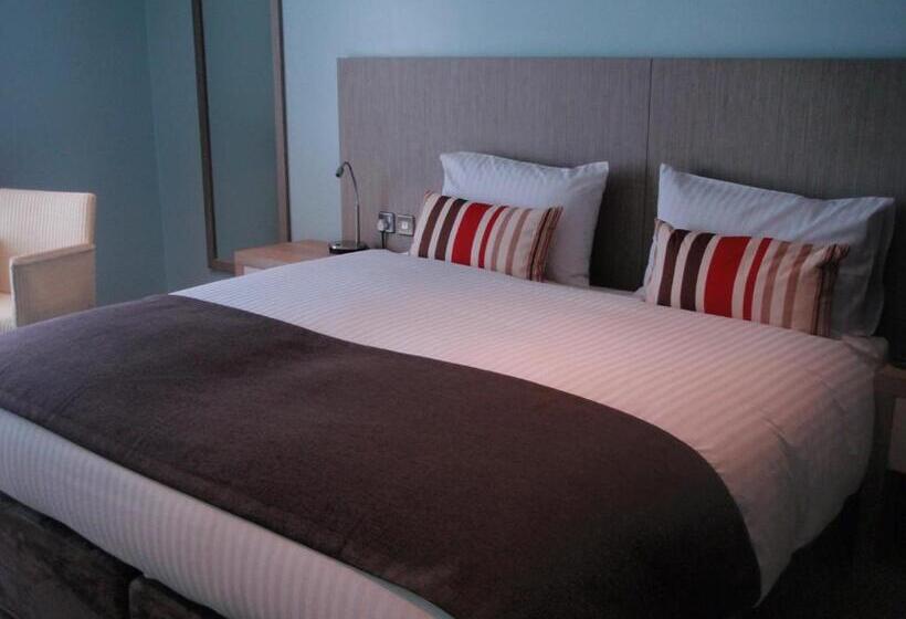 غرفة عائلية, County Arms