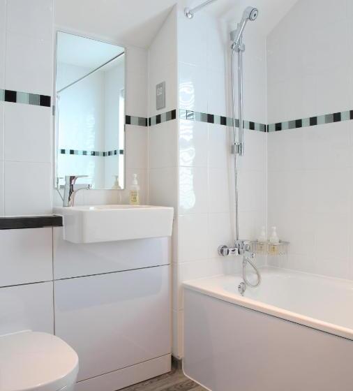 غرفة عائلية, County Arms