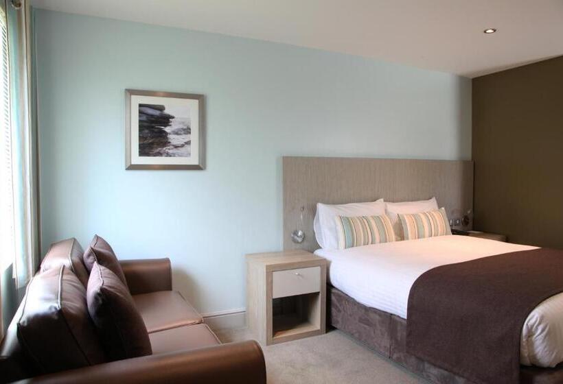 غرفة عائلية, County Arms