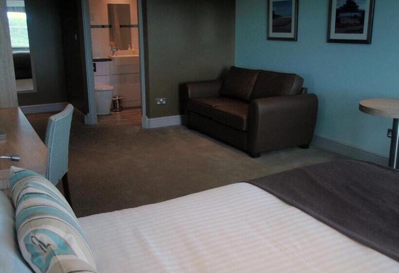 غرفة عائلية, County Arms