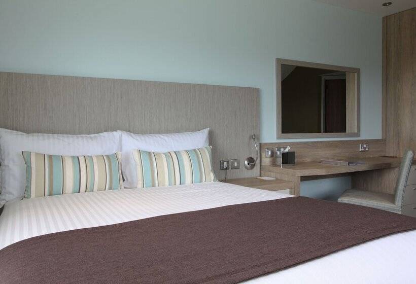 غرفة عائلية, County Arms