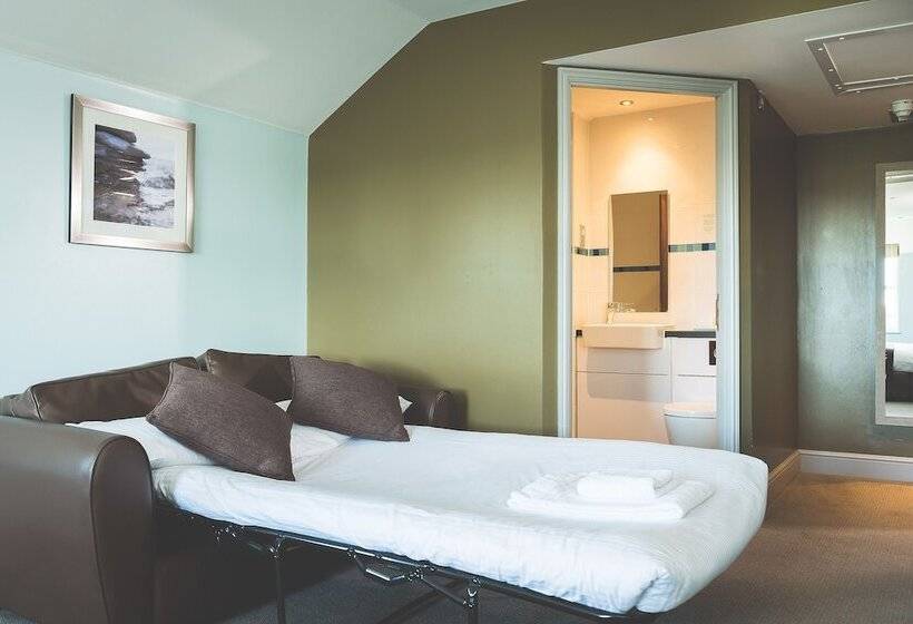 غرفة عائلية, County Arms