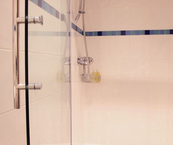 غرفة عائلية, County Arms