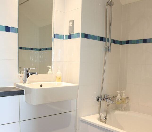 غرفة عائلية, County Arms