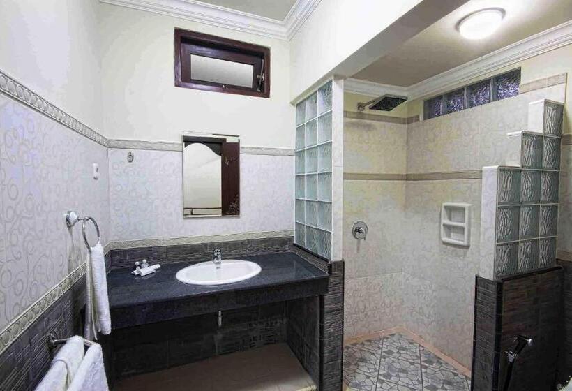 غرفة سوبيريور مطلّة علي البحر, Genggong