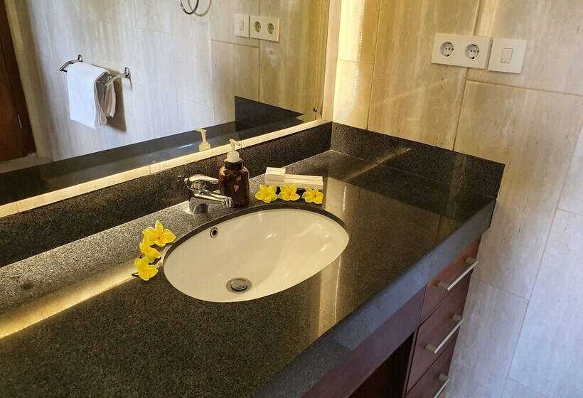 غرفة ديلوكس مطلّة علي البحر, Genggong