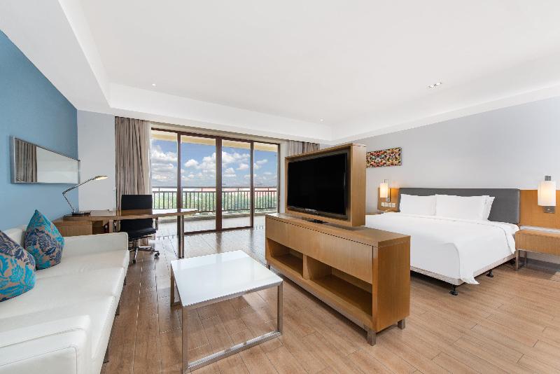 מיטת קינג בסוויטה, Holiday Inn Express Haikou West Coast, An Ihg