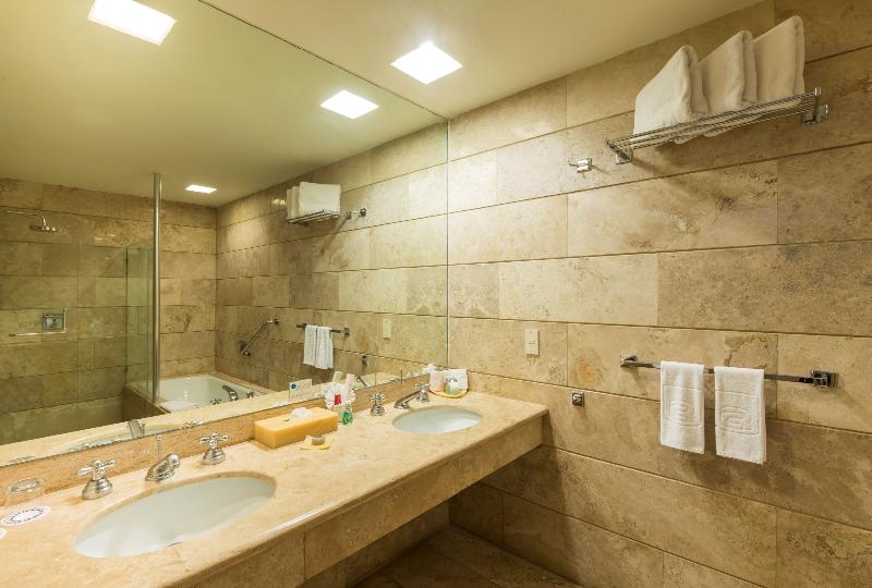 带大床的行政房间, Holiday Inn Houston Ne Bush Airport Area, An Ihg