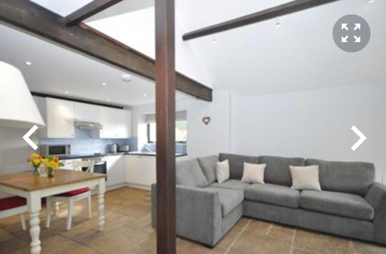 منزل غرفة نوم واحدة, The Tollgate Inn