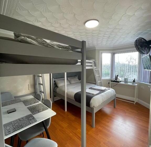 חדר סטנדרט לארבעה, Blakeney Guest House