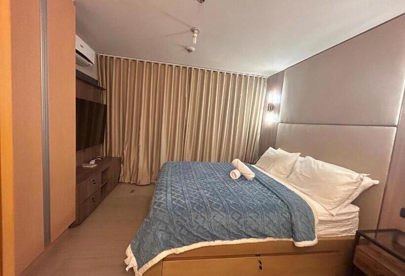 استودیوی لوکس, One Uptown Residences Bgc
