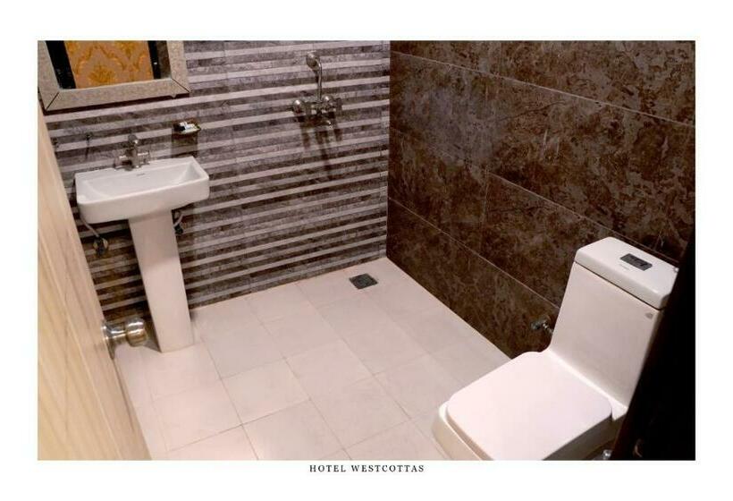 デラックスルーム, West Cottas Hotel    Couples, Family, Corporate Favorite In Heart Of Jalandhar