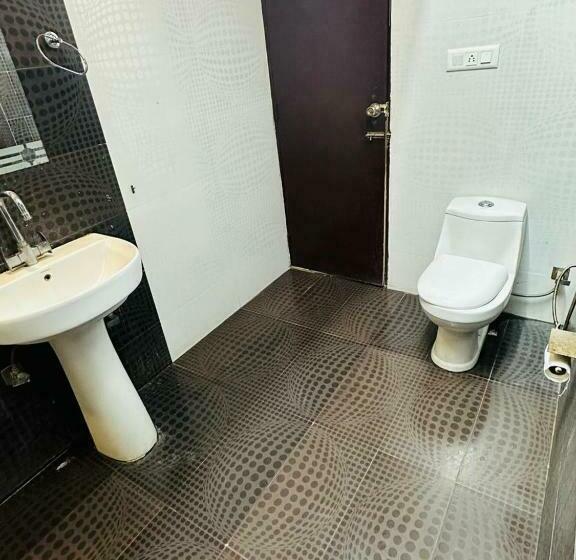 デラックスルーム, West Cottas Hotel    Couples, Family, Corporate Favorite In Heart Of Jalandhar