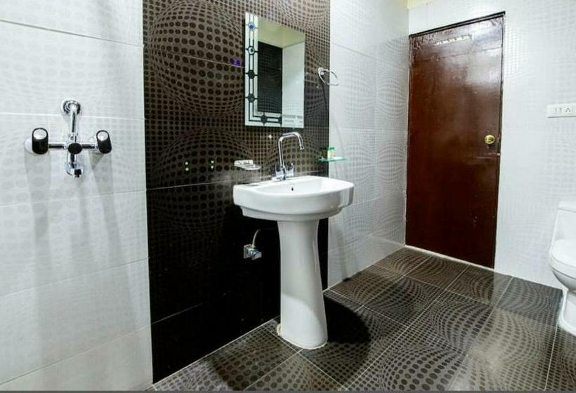 デラックスルーム, West Cottas Hotel    Couples, Family, Corporate Favorite In Heart Of Jalandhar