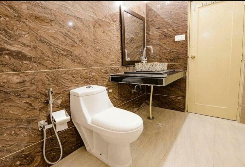 デラックスルーム, West Cottas Hotel    Couples, Family, Corporate Favorite In Heart Of Jalandhar