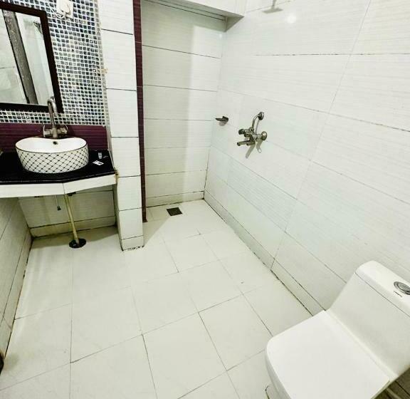 デラックスルーム, West Cottas Hotel    Couples, Family, Corporate Favorite In Heart Of Jalandhar