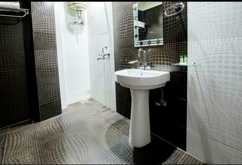 デラックスルーム, West Cottas Hotel    Couples, Family, Corporate Favorite In Heart Of Jalandhar