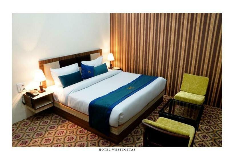 デラックスルーム, West Cottas Hotel    Couples, Family, Corporate Favorite In Heart Of Jalandhar