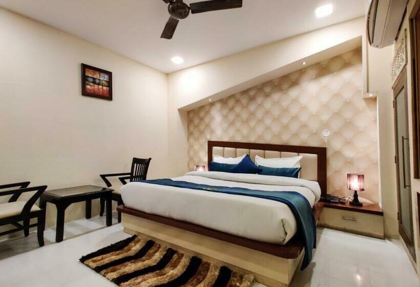 デラックスルーム, West Cottas Hotel    Couples, Family, Corporate Favorite In Heart Of Jalandhar