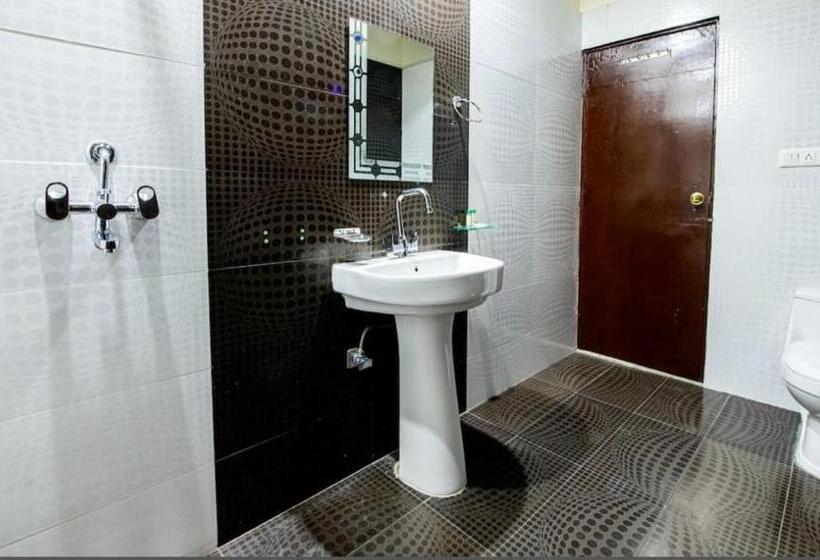 キングサイズベッドのスーペリアルーム, West Cottas Hotel    Couples, Family, Corporate Favorite In Heart Of Jalandhar