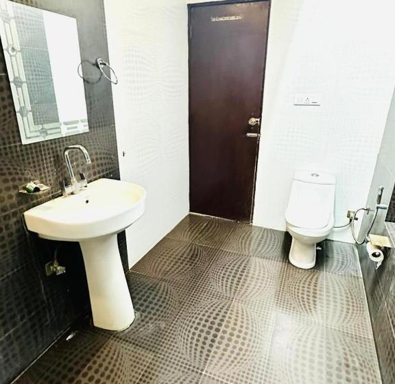 キングサイズベッドのスーペリアルーム, West Cottas Hotel    Couples, Family, Corporate Favorite In Heart Of Jalandhar