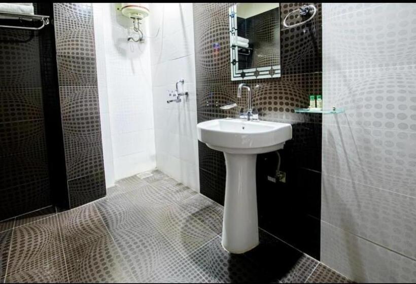Номер Superior Кровать Кинг, West Cottas Hotel    Couples, Family, Corporate Favorite In Heart Of Jalandhar