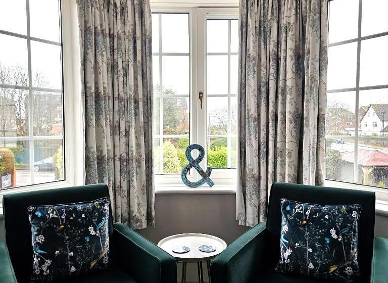 جناح سرير كينج, Burlington Berties