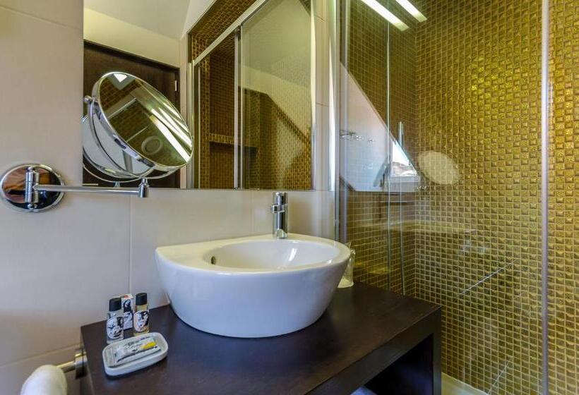 Habitaci�n Est�ndar Abuhardillada, Behotelisboa