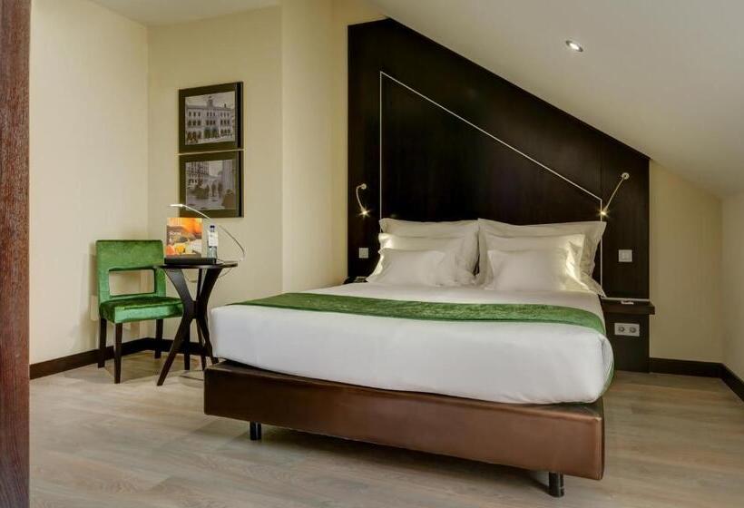 Habitaci�n Est�ndar Abuhardillada, Behotelisboa