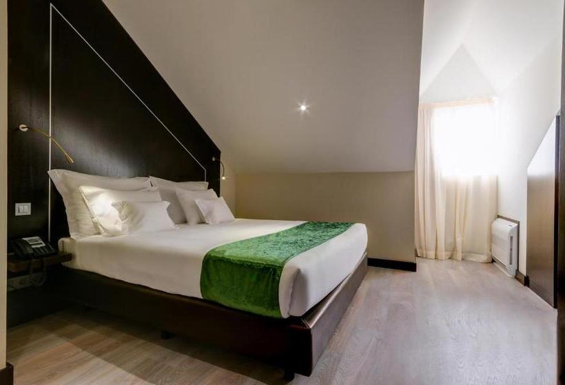 Habitaci�n Est�ndar Abuhardillada, Behotelisboa