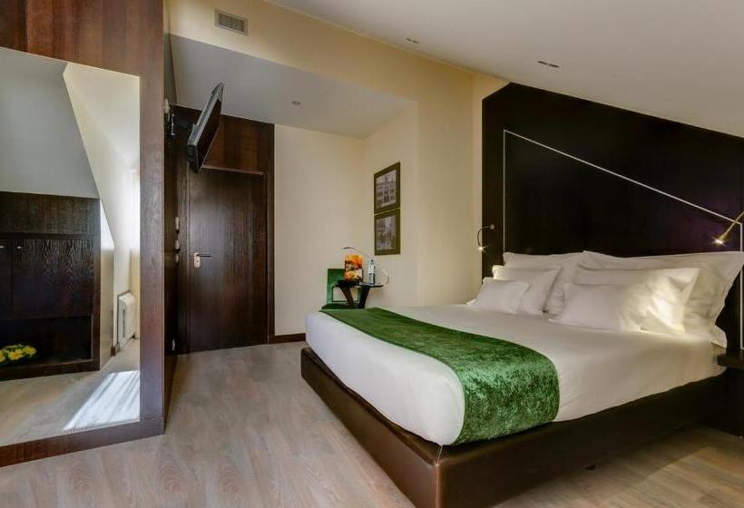 Habitaci�n Est�ndar Abuhardillada, Behotelisboa