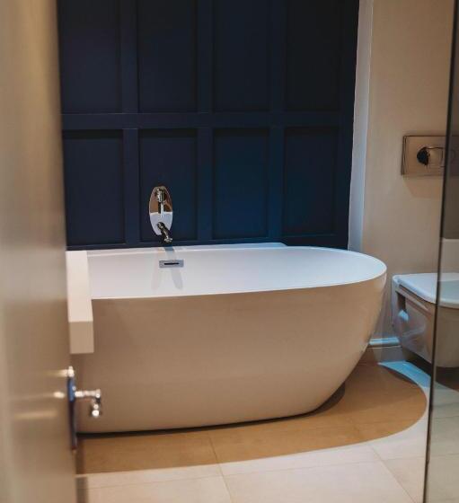 חדר דלוקס, Finch S Arms