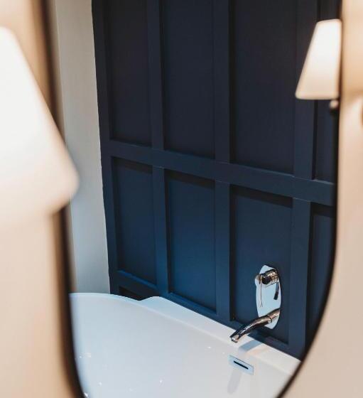 חדר דלוקס, Finch S Arms