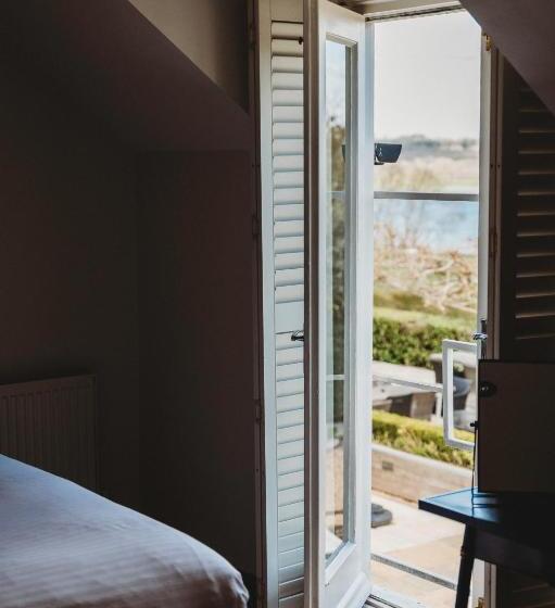 חדר סופריור, Finch S Arms