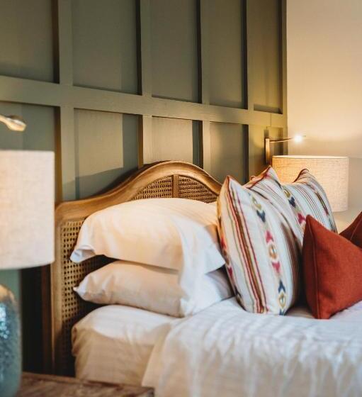 חדר סופריור, Finch S Arms