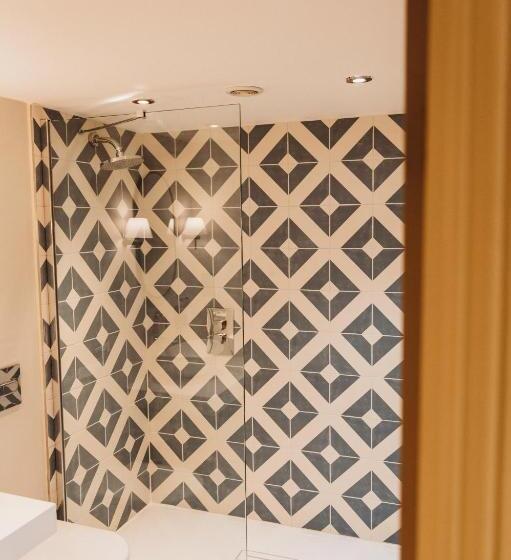 חדר סטנדרט, Finch S Arms