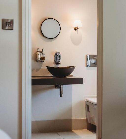 חדר סטנדרט, Finch S Arms