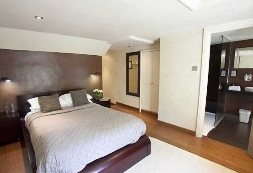 חדר סופריור, Finch S Arms