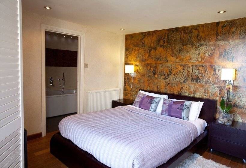 חדר סופריור, Finch S Arms