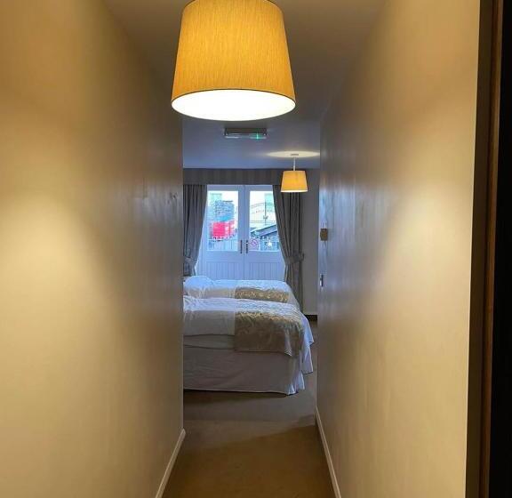 バルコニー付きデラックスルーム, The Cambrian Bar & Grill