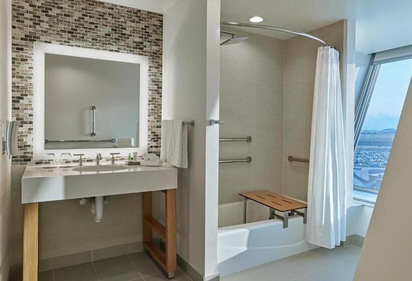 Номер Deluxe, The Westin Denver International Airport