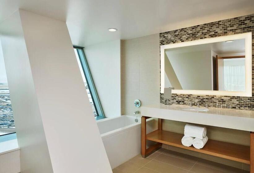 جناح جونيور, The Westin Denver International Airport