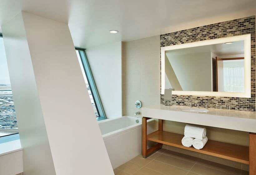 جناح جونيور, The Westin Denver International Airport