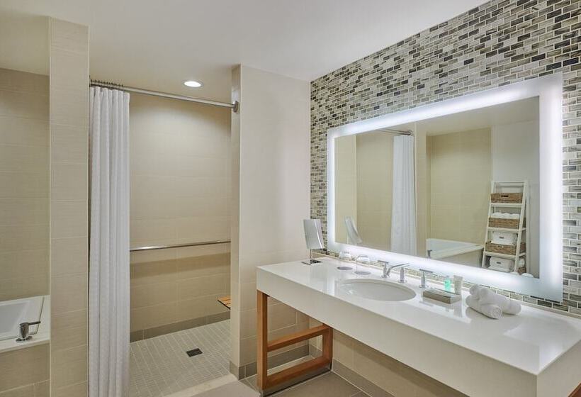 جناح جونيور, The Westin Denver International Airport