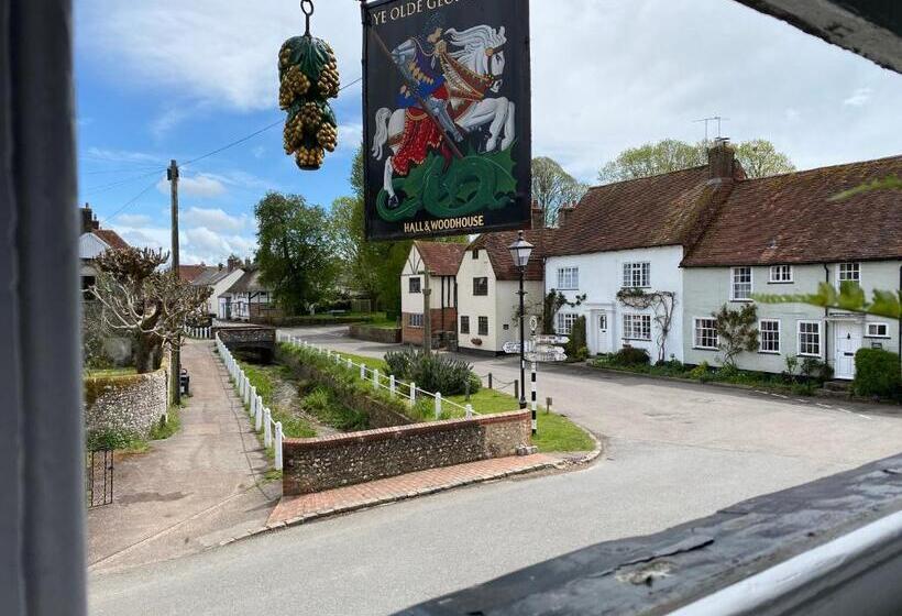 キングサイズベッドのスーペリアルーム, Ye Olde George Inn  Badger Pubs