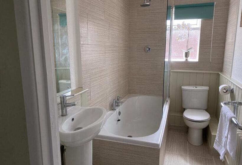 キングサイズベッドのスーペリアルーム, Ye Olde George Inn  Badger Pubs