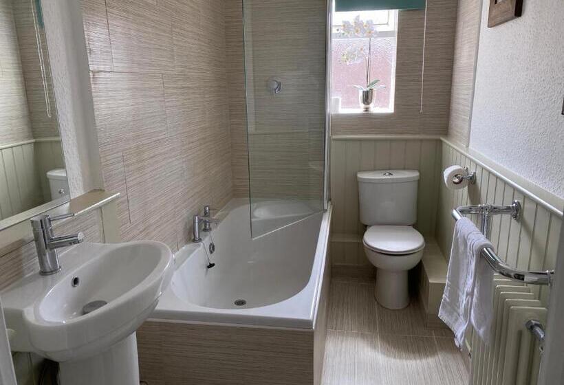 キングサイズベッドのスーペリアルーム, Ye Olde George Inn  Badger Pubs