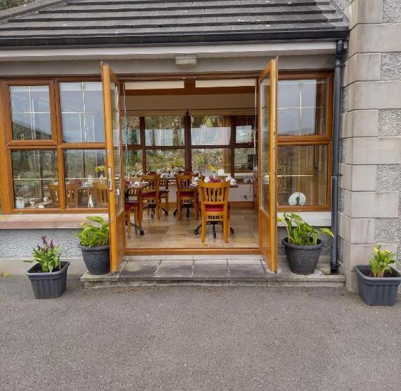 חדר משפחתי, Glenn Eireann House