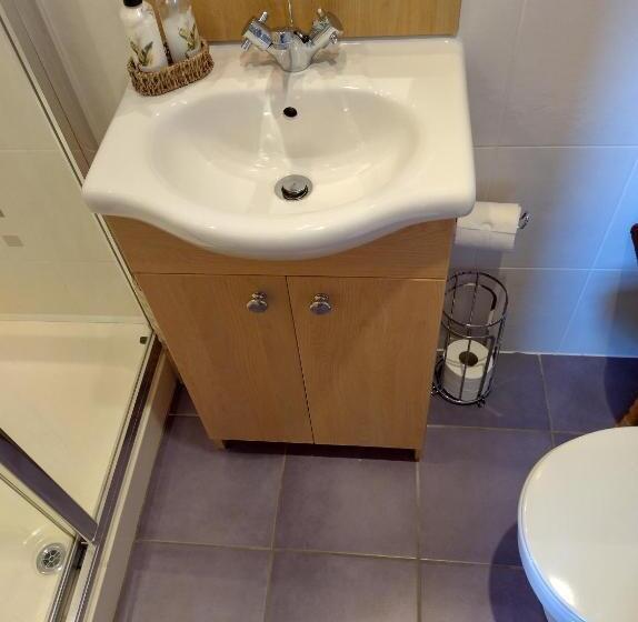 חדר משפחתי, Glenn Eireann House